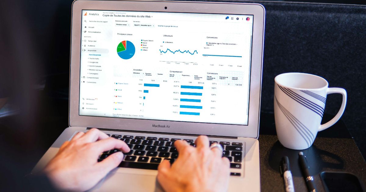 infographic illustrating steps to use Google Analytics for enhancing business performance and decision-making representing data science in UX.