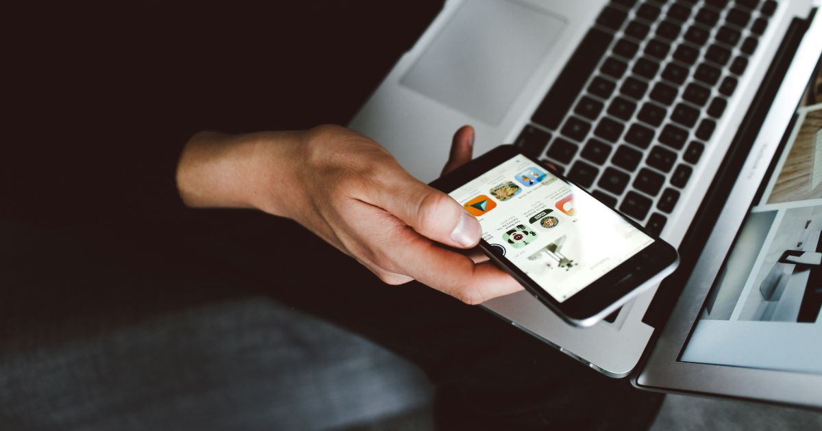 Infographic illustrating steps to make a website mobile-friendly, featuring responsive design and user experience tips representing multimodal UX